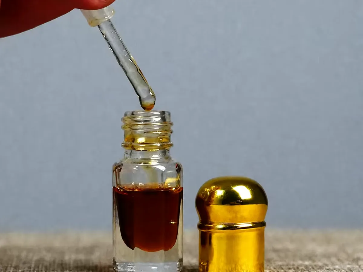 Oud oil bottles and packaging — in use, oud oil bottle wholesale